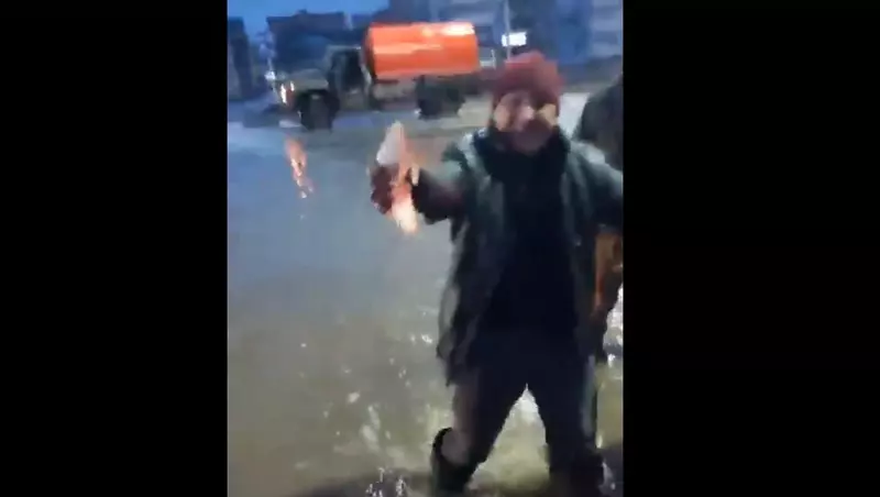Рыбалка на асфальте: в затопленном талой водой Актюбинске прямо на улице ловят рыбу