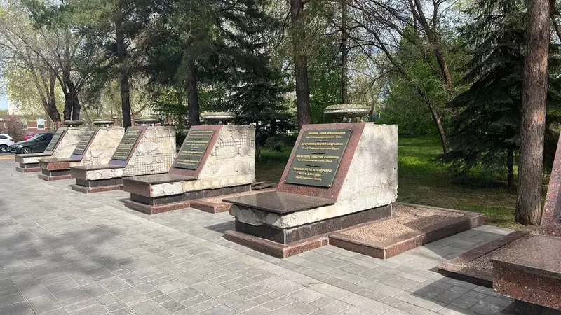 Ободранный и побитый: как выглядит в Оренбурге мемориал «Аллея героев» перед 9 мая
