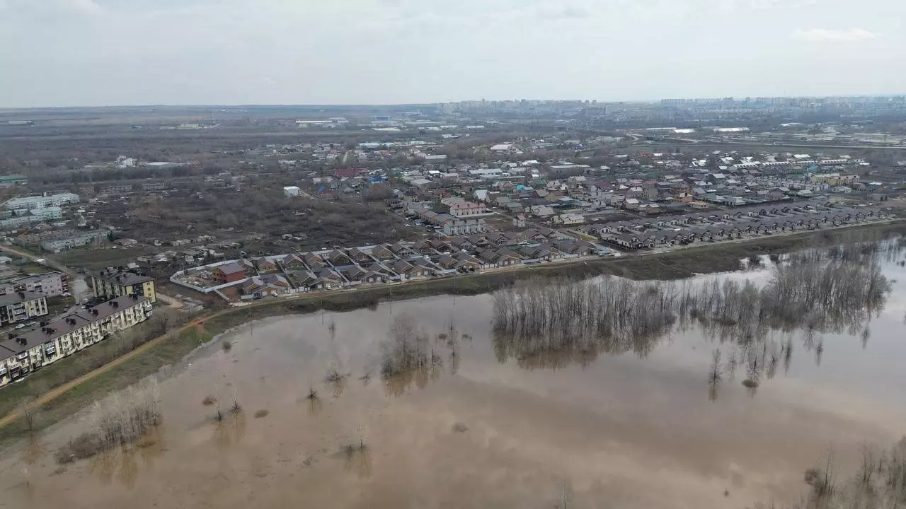 Река Сакмара приближается к поселку Кушкуль в Оренбурге