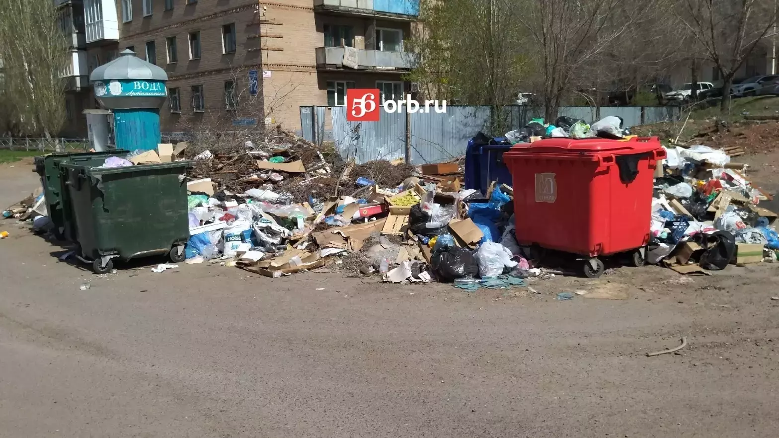В Оренбурге на улицах растут стихийные кучи мусора