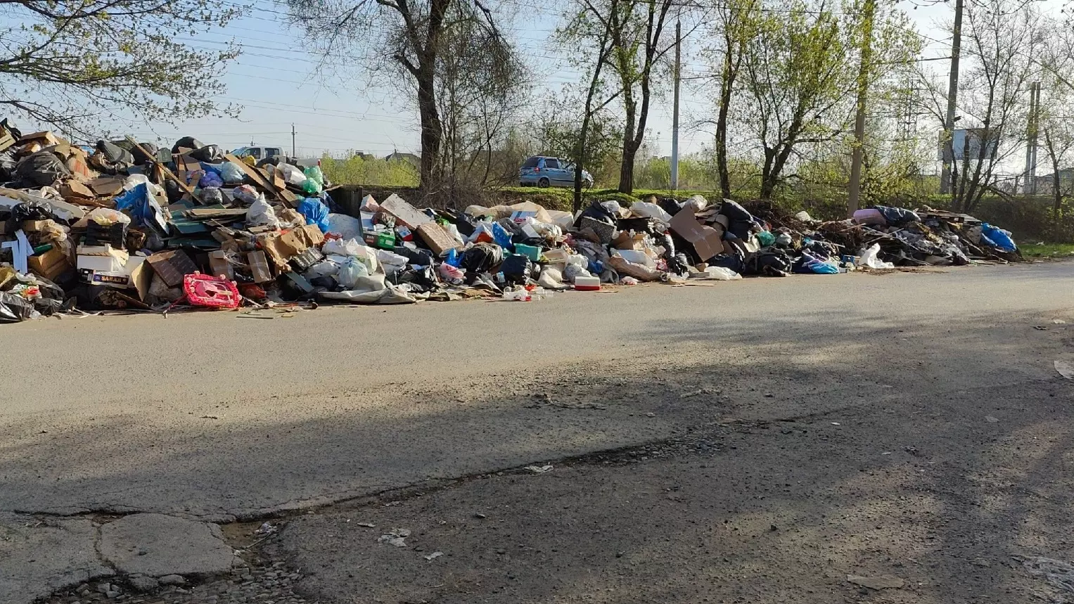В Южном микрорайоне Оренбурга жители жалуются на огромную свалку мусора