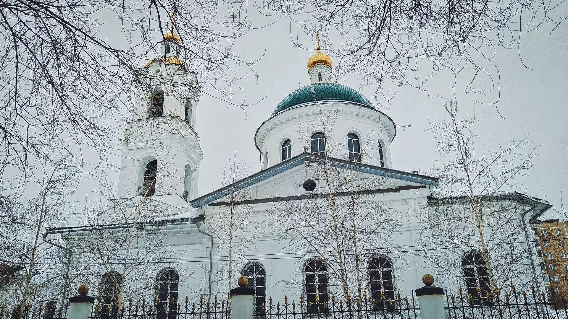 Православные оренбуржцы потянулись за святой водой в храмы.