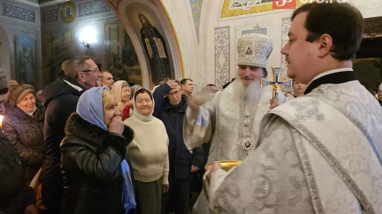 Во всех храмах Оренбургской митрополии верующие набирают освященную крещенскую воду
