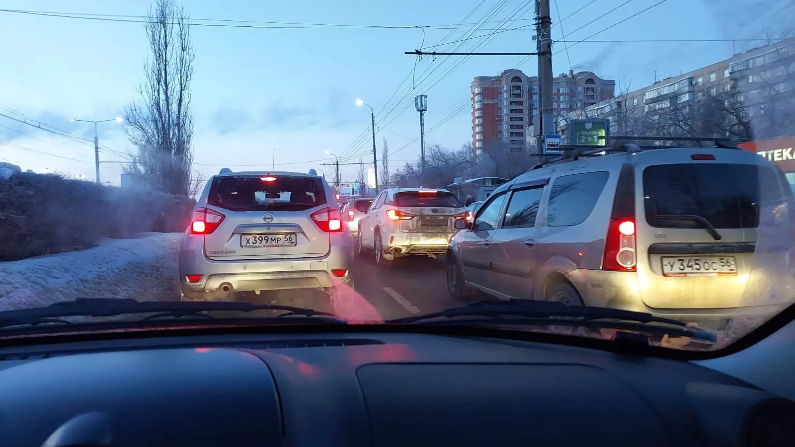 Дорожная ситуация на улицах Оренбурга вечером 22 марта