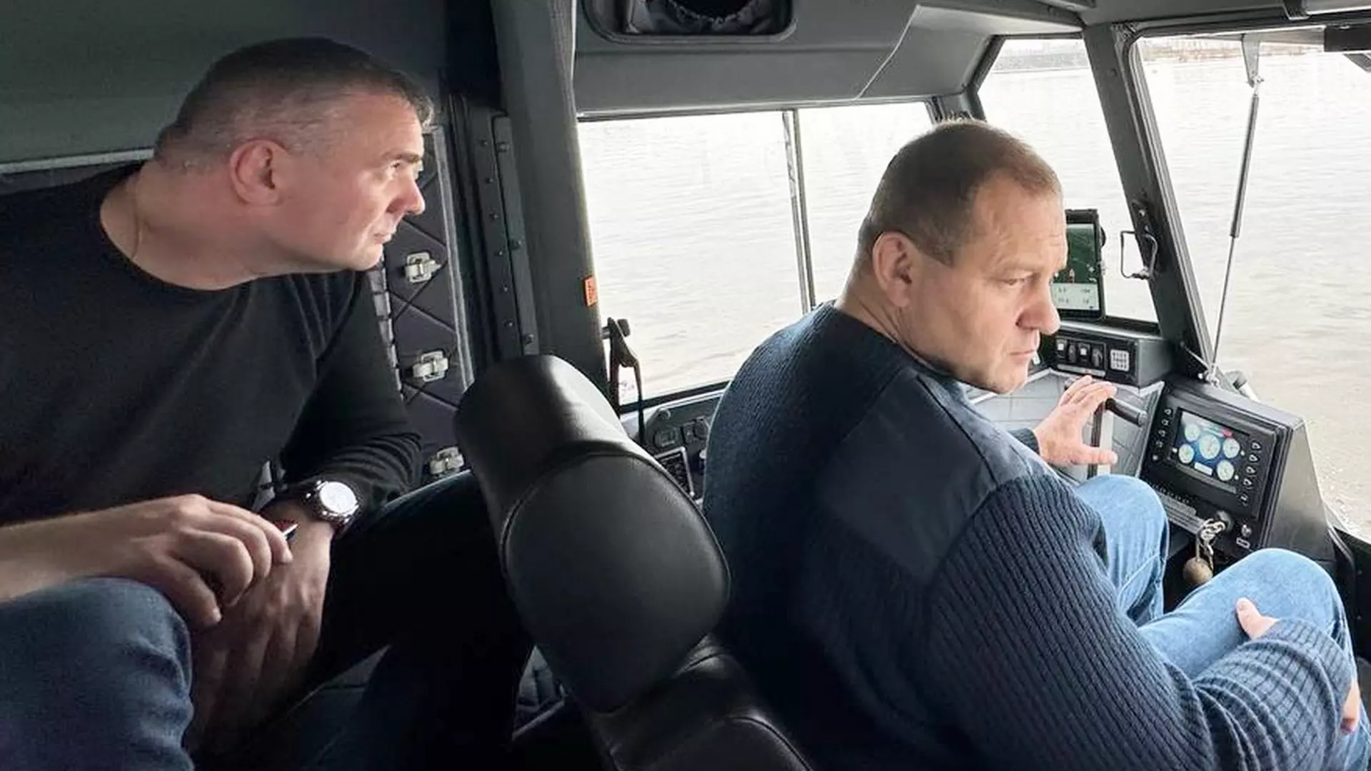 Мэр Салмин (справа) и первый зам Кудинов едут по Оренбургу на вездеходе во время наводнения
