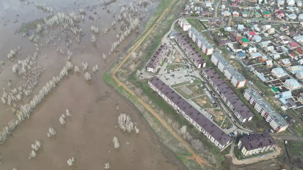 Река Сакмара приближается к поселку Кушкуль в Оренбурге