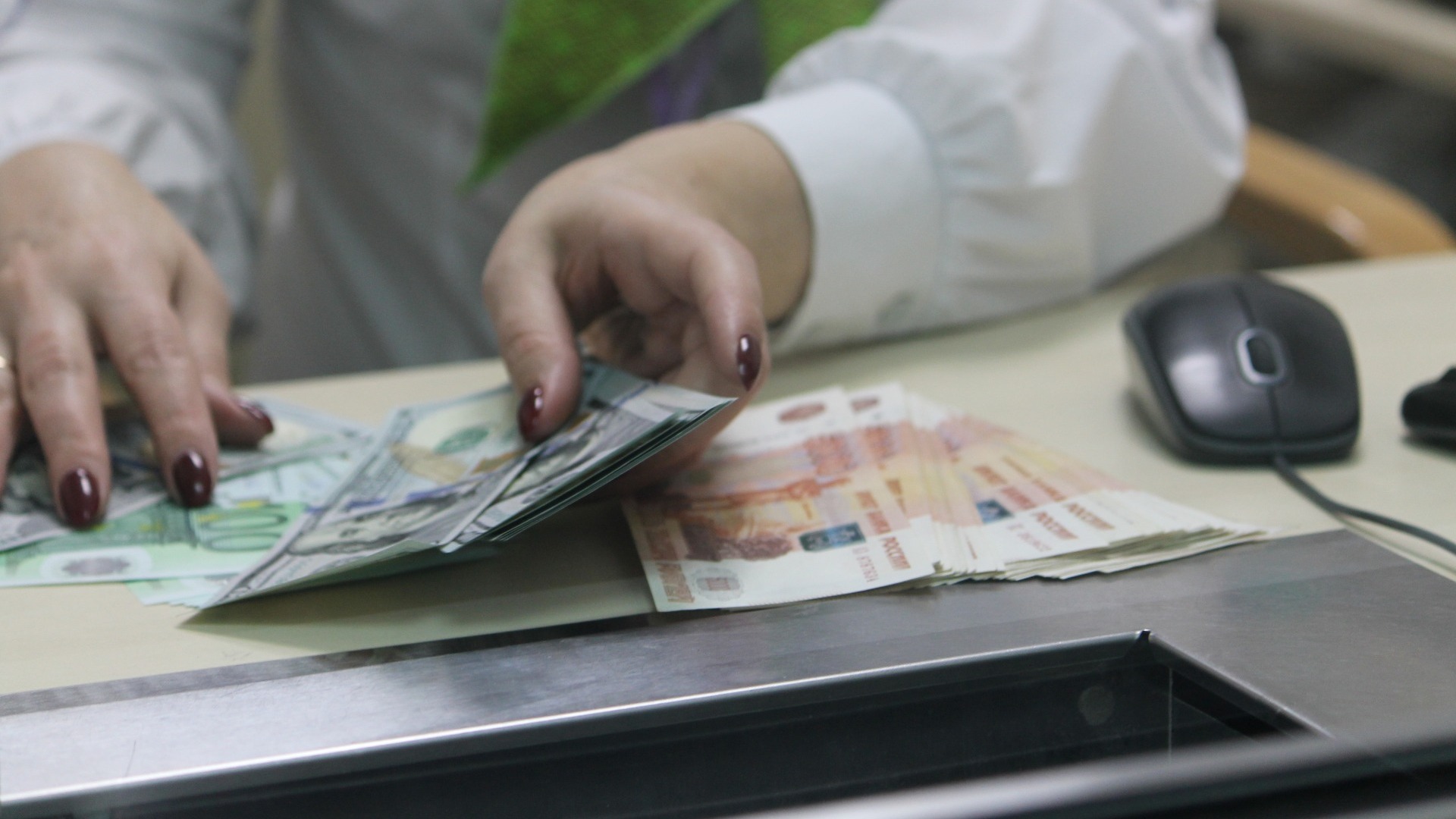 Оренбуржцы могут обменять рубли на доллары в обменниках