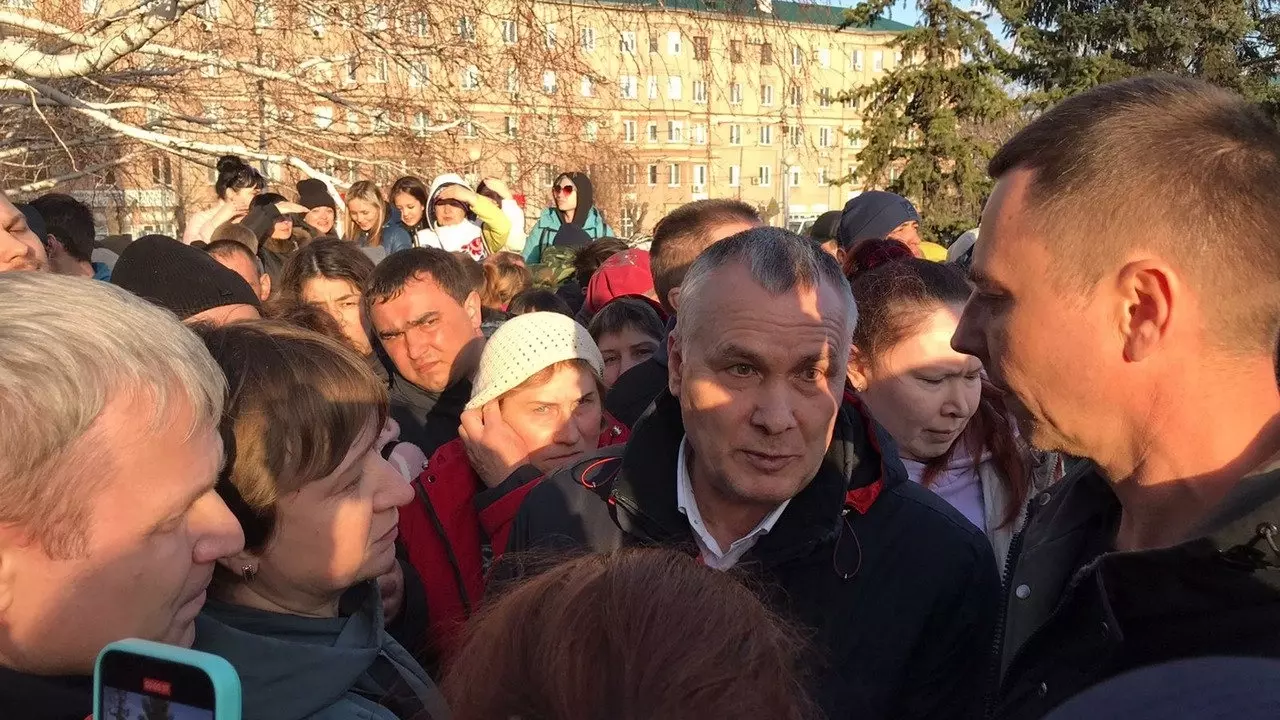 Василий Козупица, вышедший к разгневанным орчанам во время стихийного митинга у здания администрации