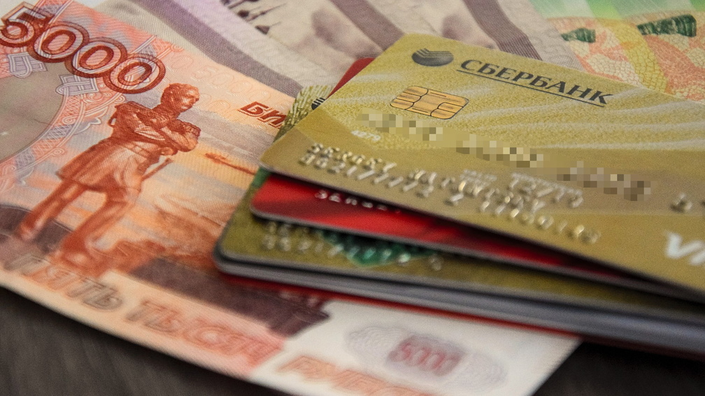 Для оренбуржцев меняются условия получения пенсий на банковские карты