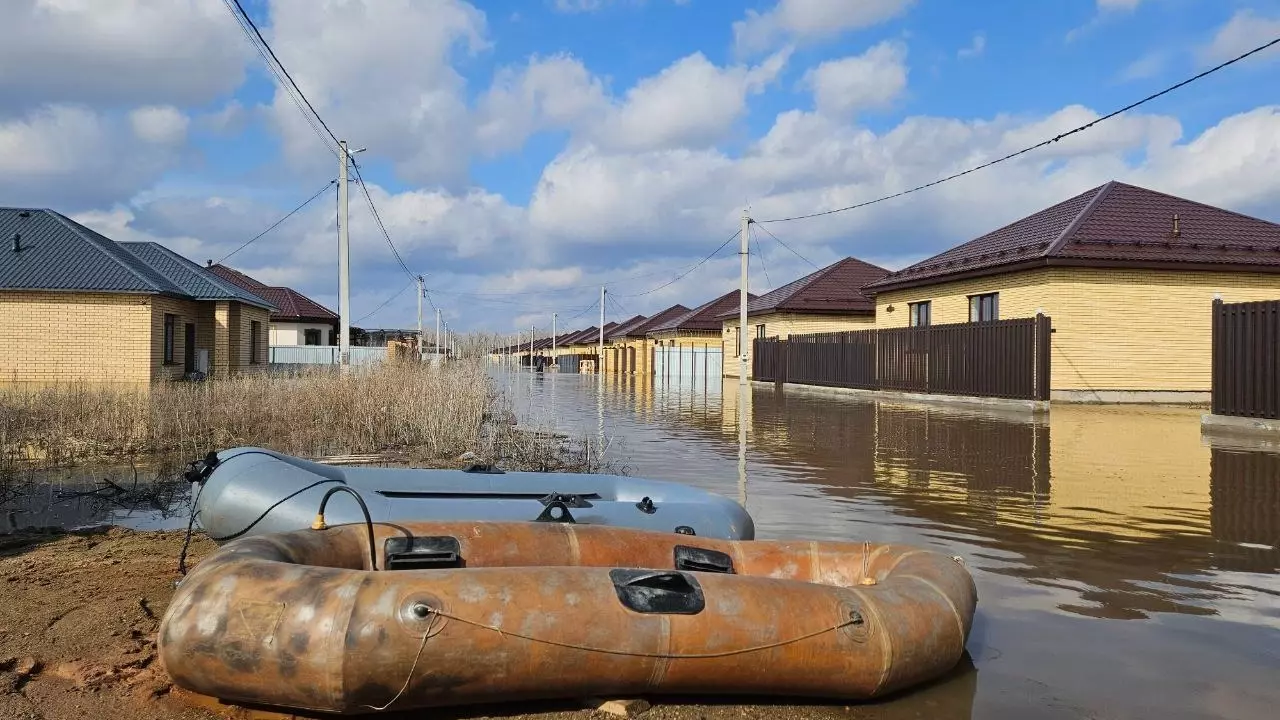 Многие поселки Оренбурга оказались отрезаны от города водой