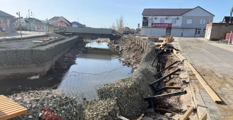 Разрушенная набережная реки Песчанка в Соль-Илецке.