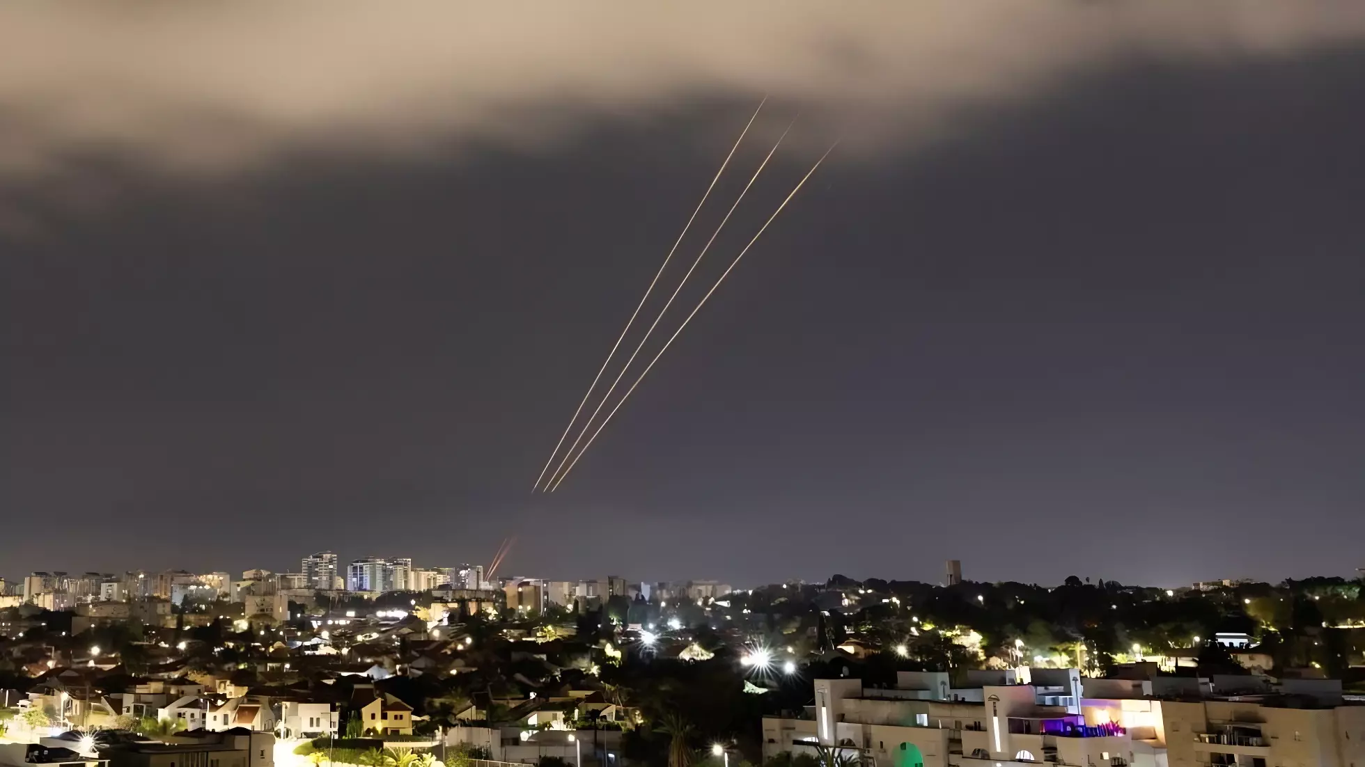 Работа систем ПВО в небе над Израилем