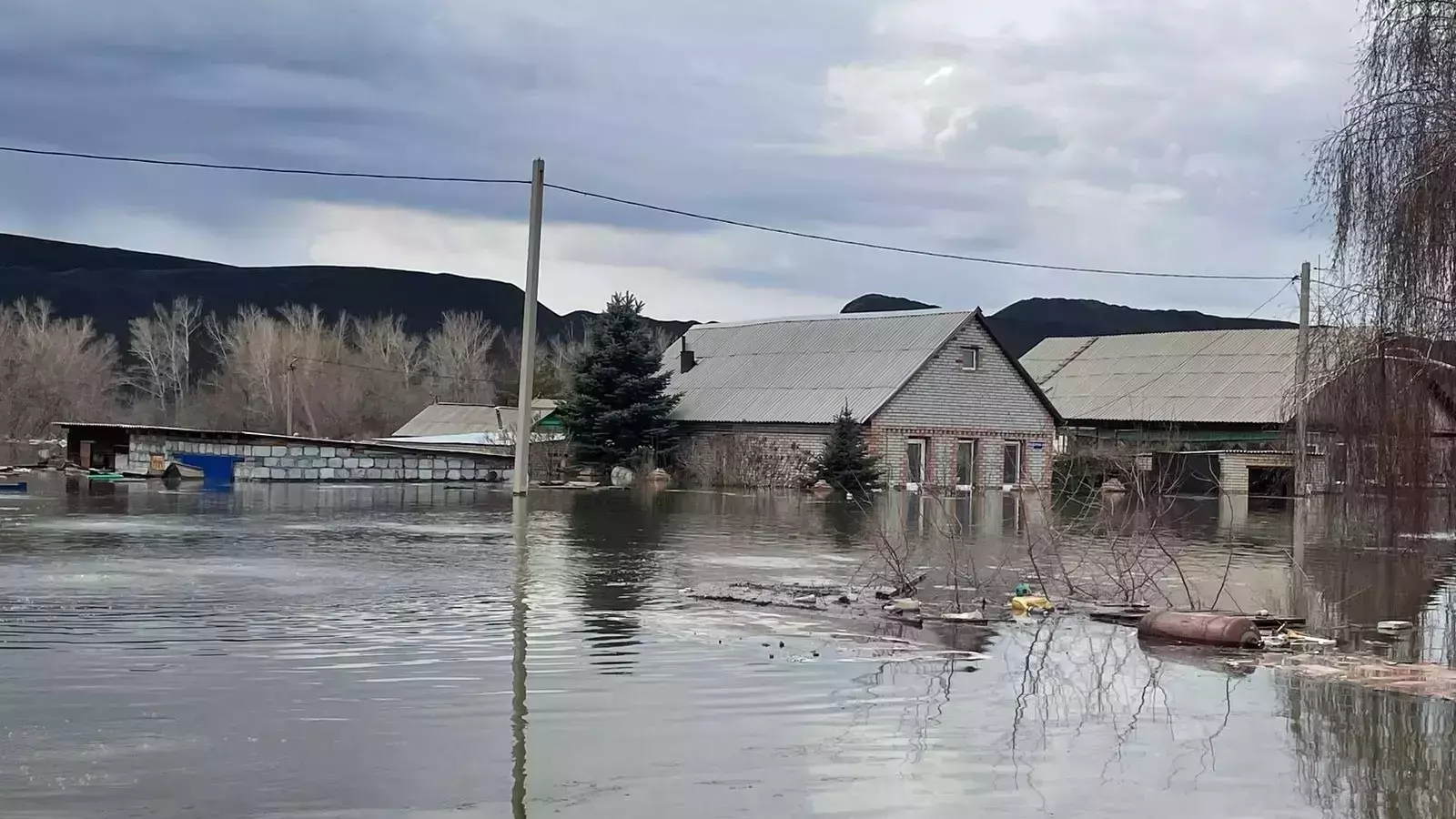 В Орске из-за прорыва дамбы продолжают оставаться затопленными дома