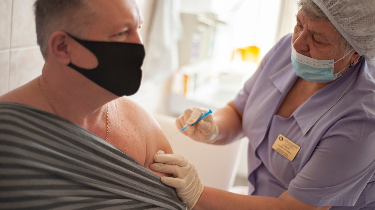 Оренбуржцы ждут появления новых вакцин против COVID-19 в поликлиниках