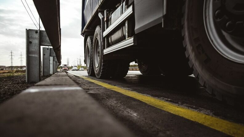 В Оренбуржье фура Scania переехала ноги 22-летнему парню