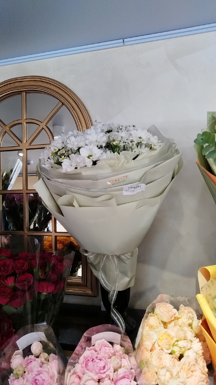 В цветочных магазинах можно купить цветы за 1200-2500 рублей