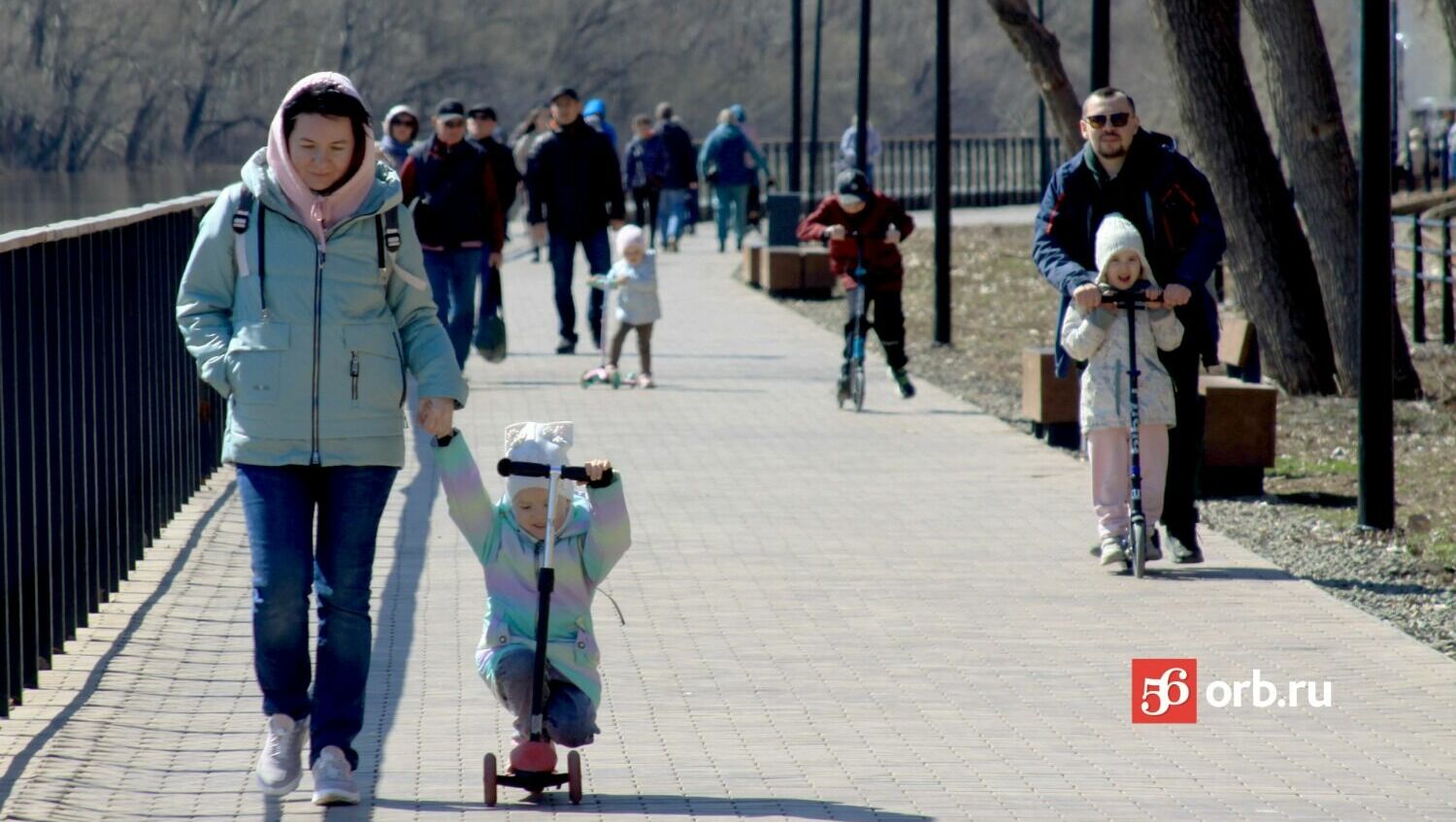 Оренбуржцы гуляют на улицах города