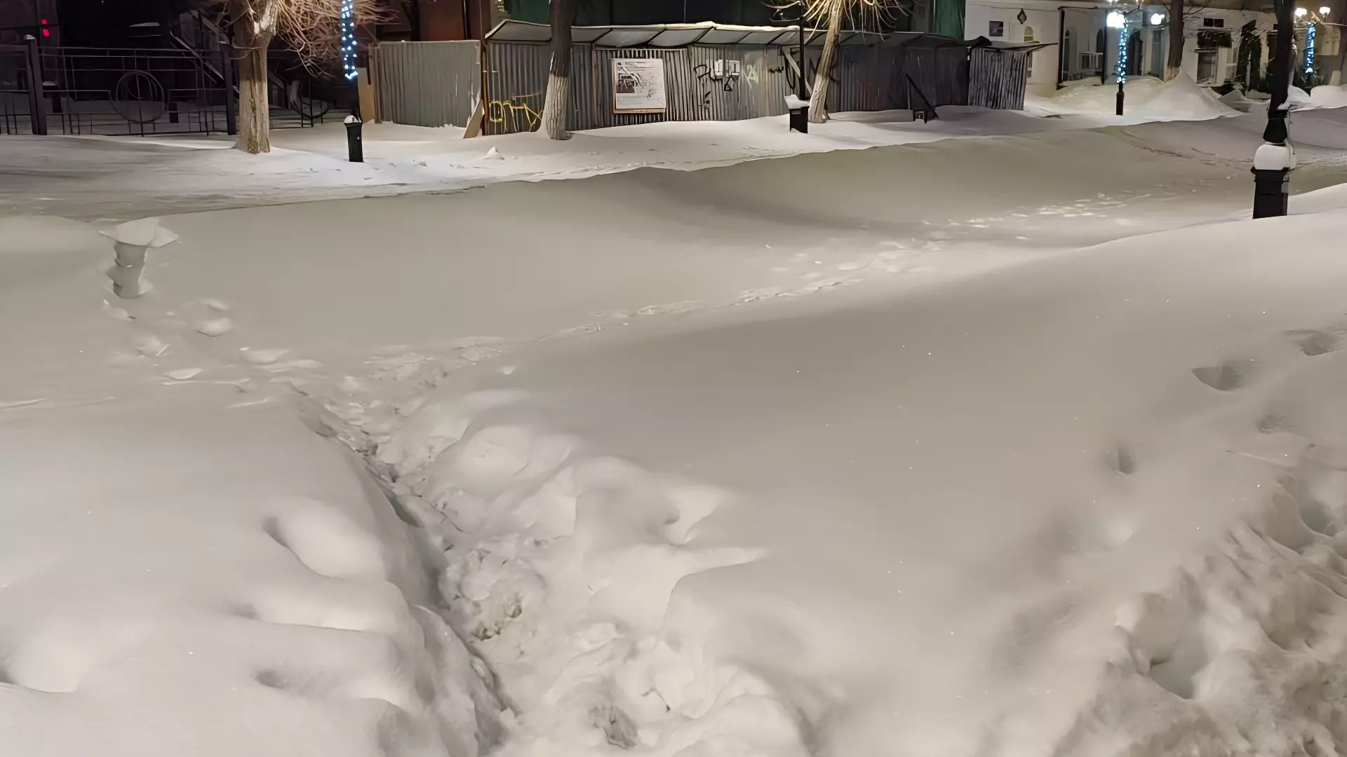 Козьи тропки в снегу на тротуарах Оренбурга.