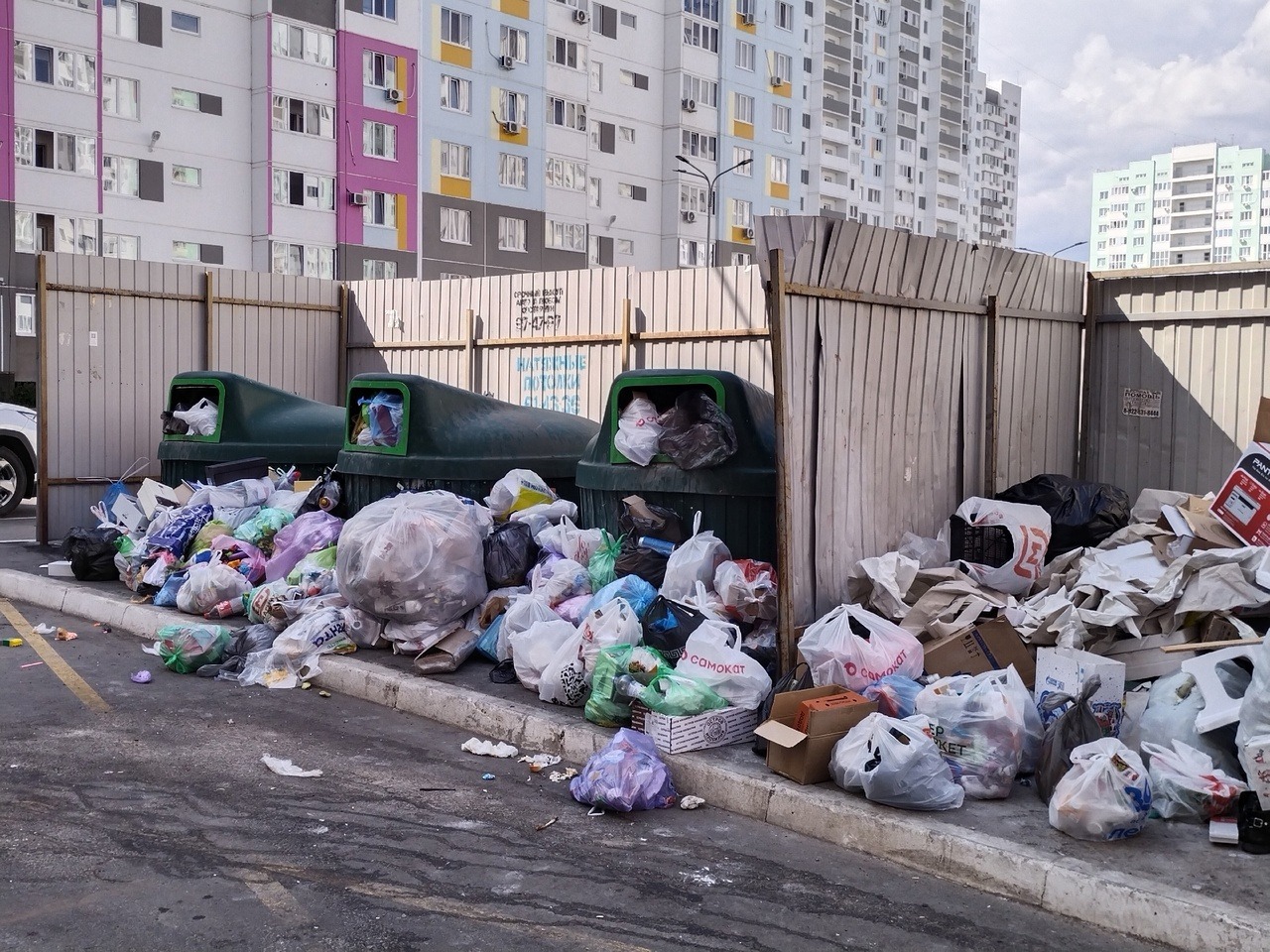 Переполненная мусорка в Степном микрорайоне