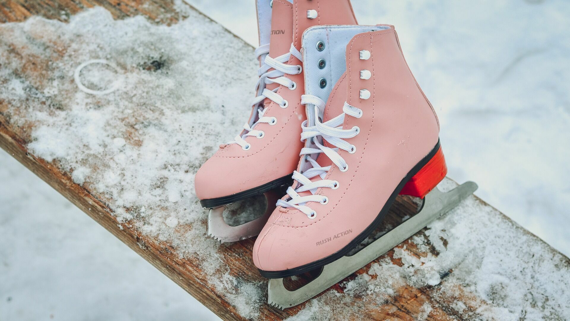 Двое детей в Сорочинске едва не провалились под лед, катаясь на коньках на речке