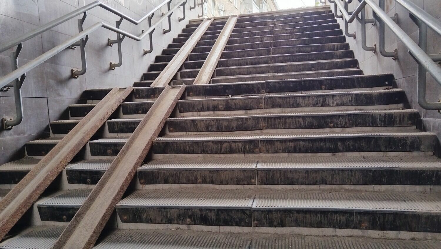 Травмоопасная лестница перехода возле ОГУ