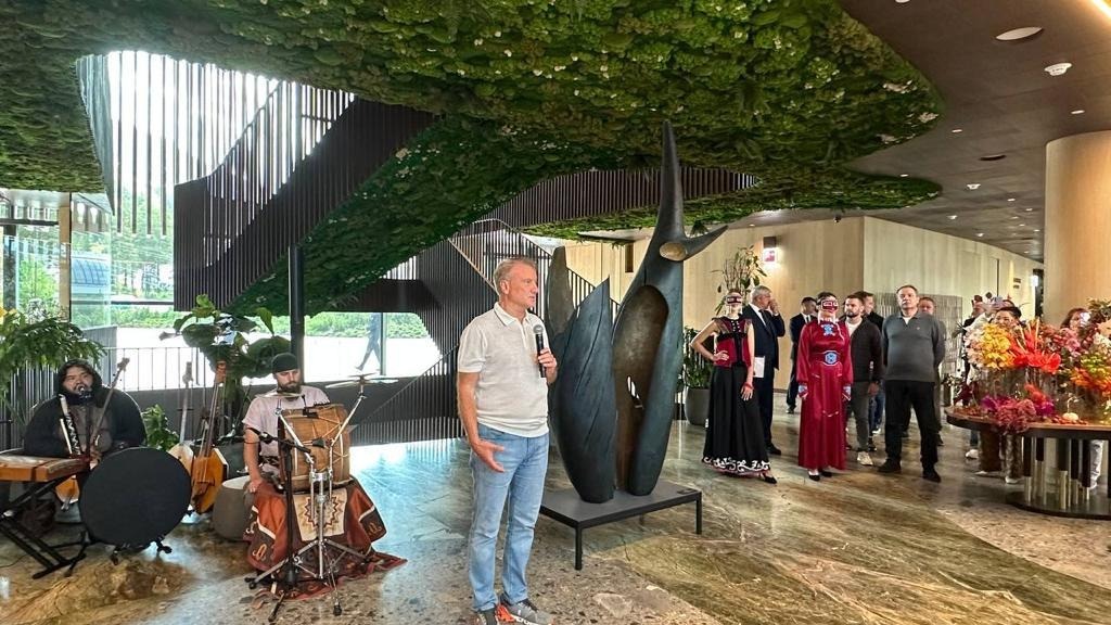 На алтайском курорте Сбера «Манжерок» выставили коллекцию скульптора с мировым именем