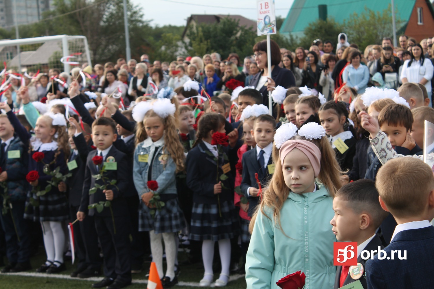 Школьники Оренбурга отметили 1 сентября на линейках