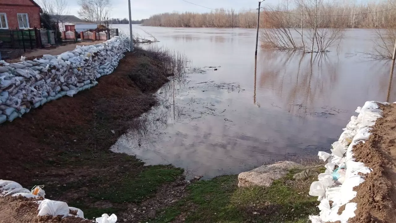 Чтобы защититься от большой воды, в Илекском районе строили дамбу