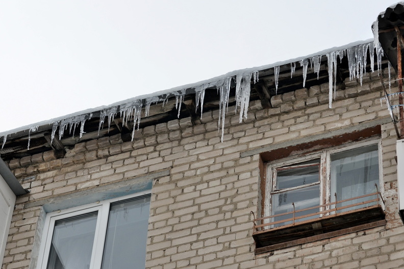 В Оренбурге на двух домах чуть не раздело крыши