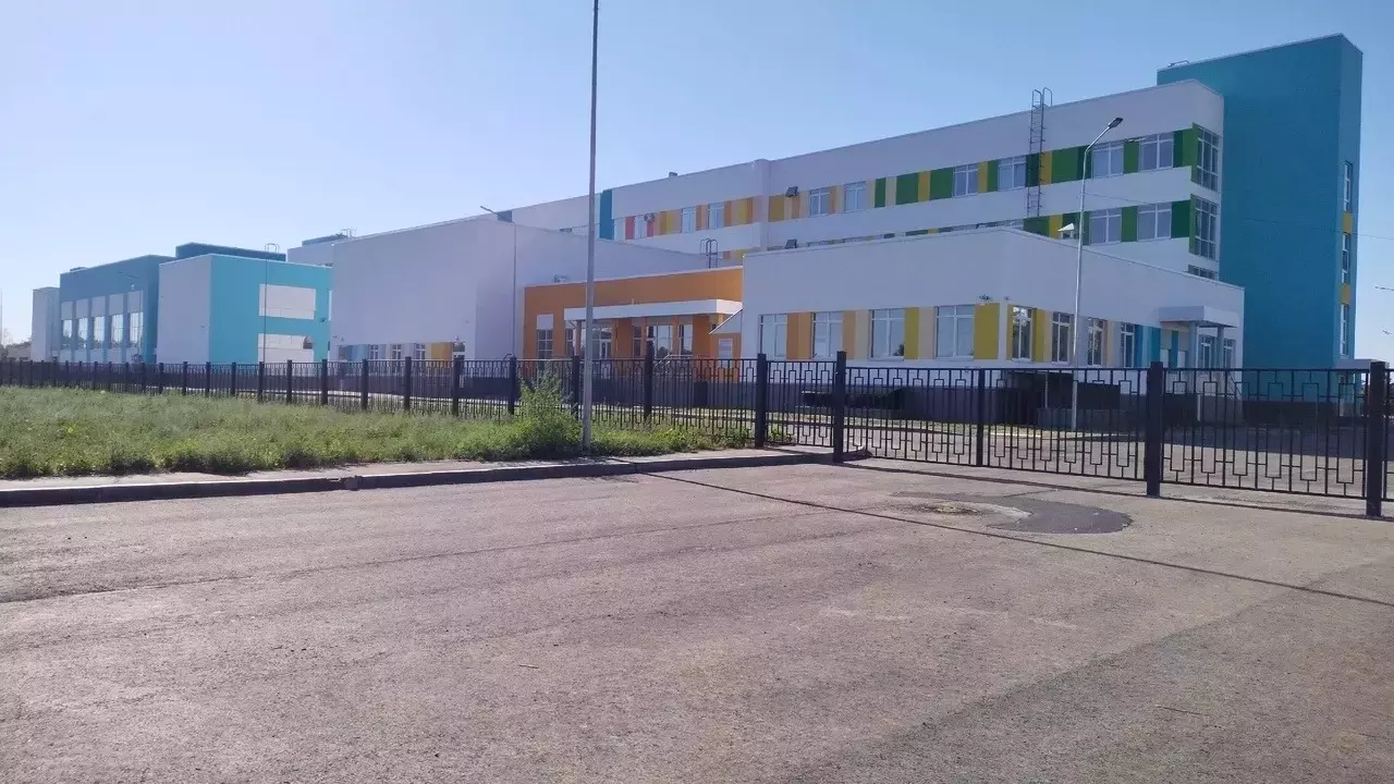 Оренбуржцы опасаются за безопасность своих детей в новой школе. 