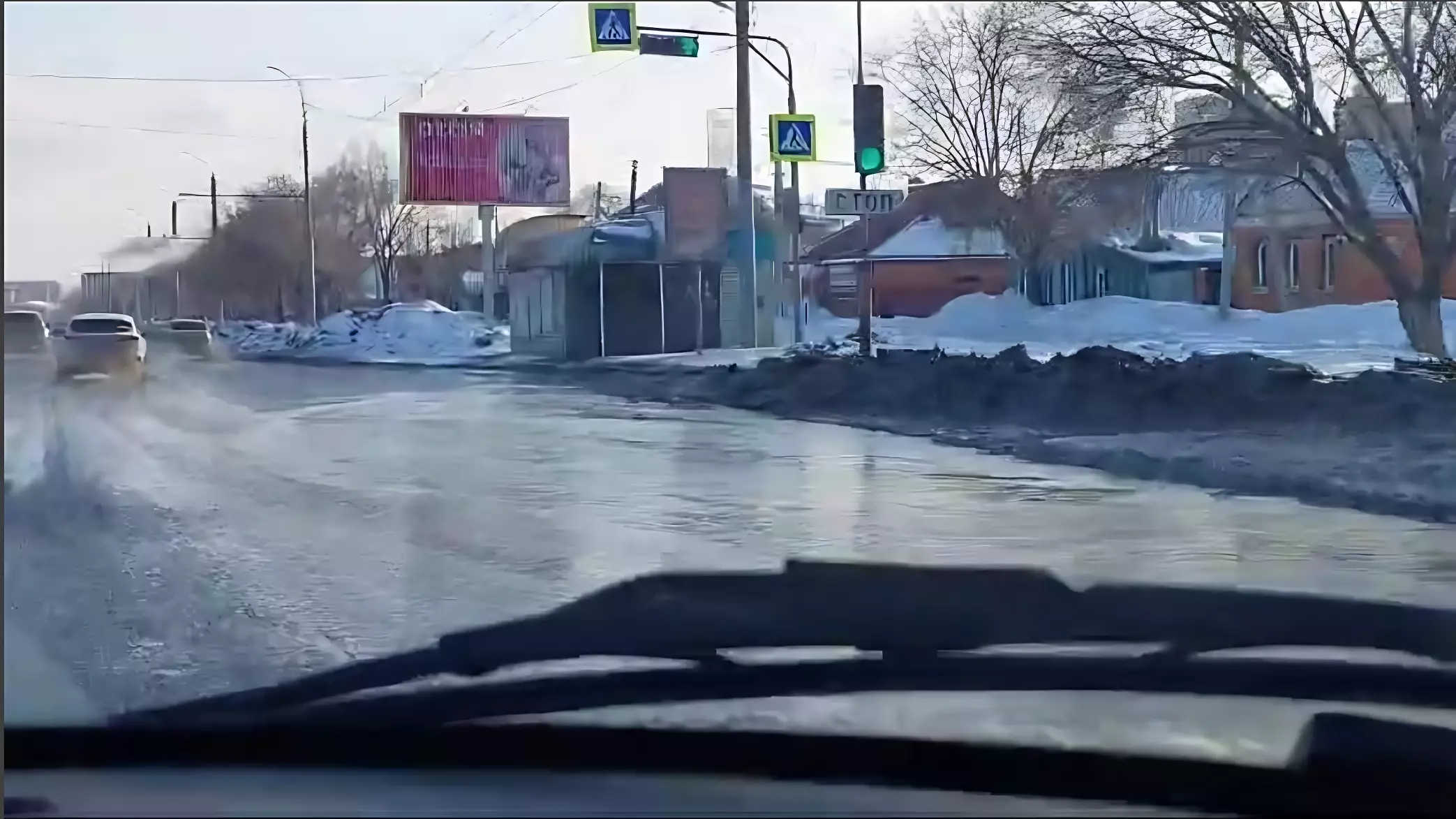 В Оренбурге автомобили «плывут» по улицам
