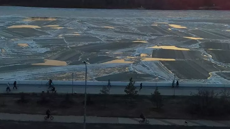 Распиливают лед на Сакмаре