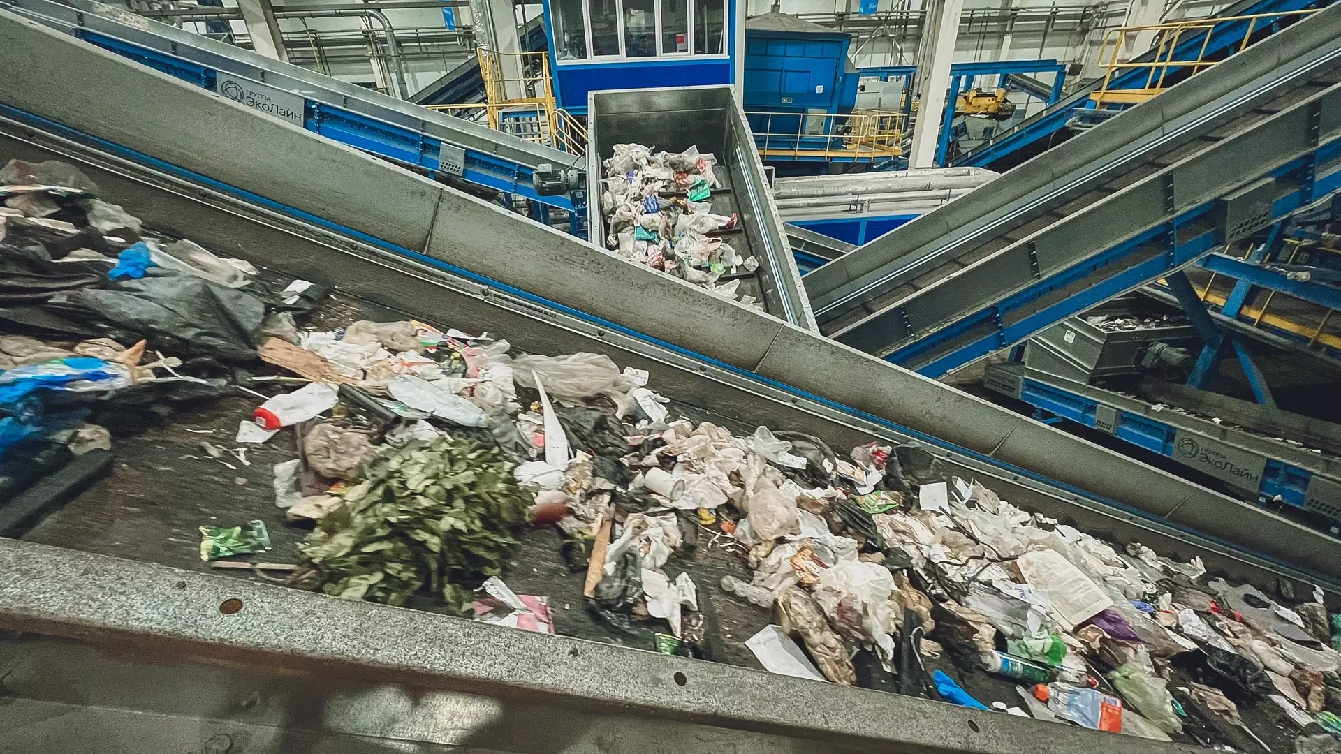 На мусоросортировочном комплексе отбираются отходы, которые можно переработать