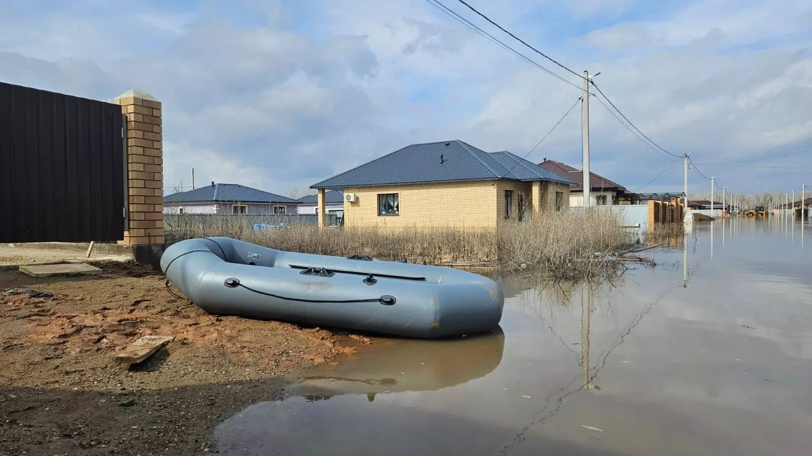 Внимание! Уровень воды в Сакмаре в Оренбуржье превысил опасное значение