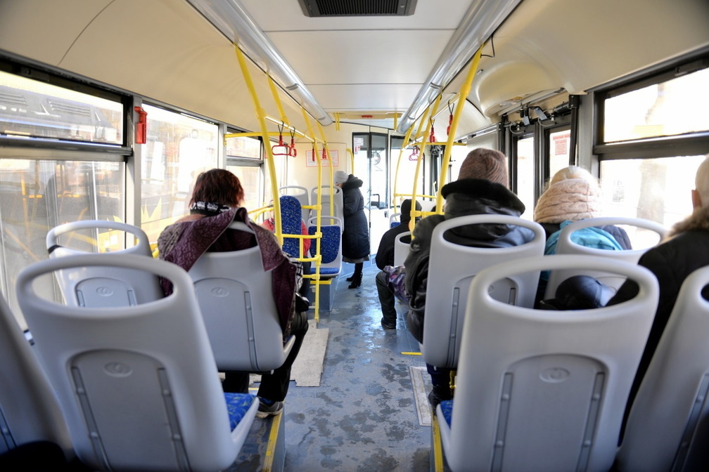 За падение в автобусе в Оренбурге женщина отсудила 50 тысяч рублей
