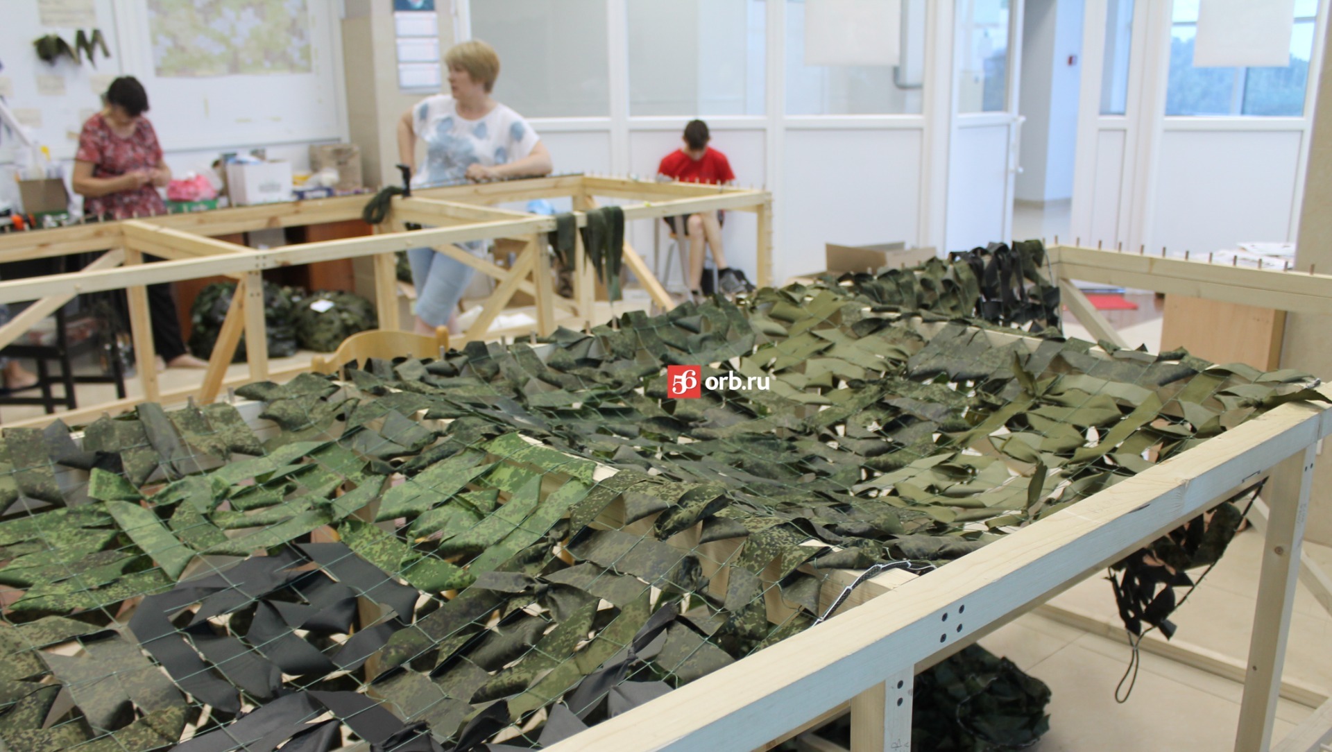 Волонтеры плетут маскировочные сети в Оренбурге