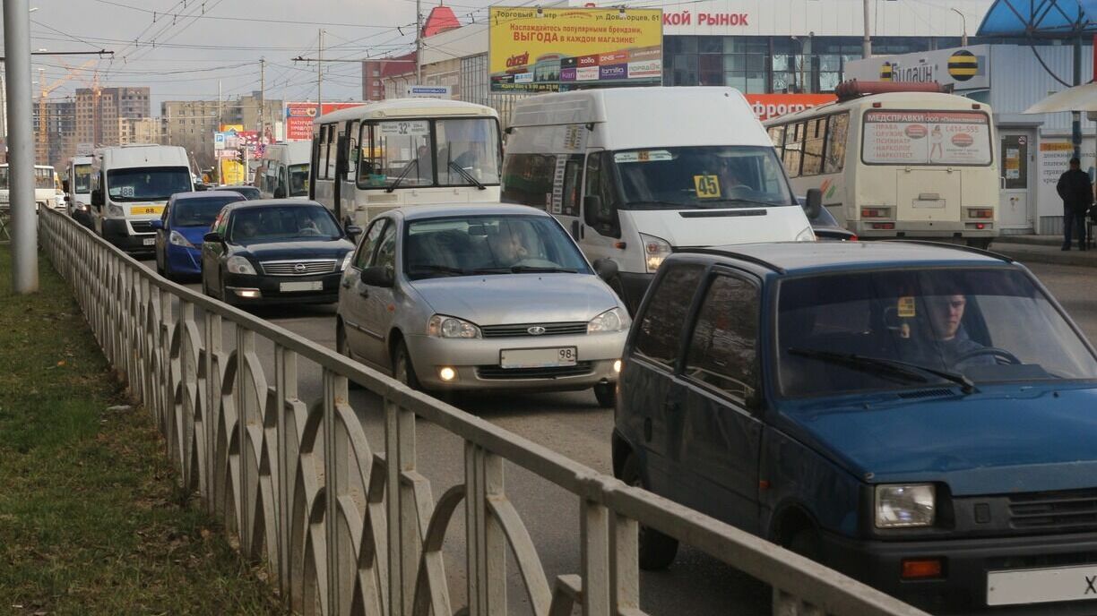 Утренние пробки в Оренбурге испытывают терпение водителей