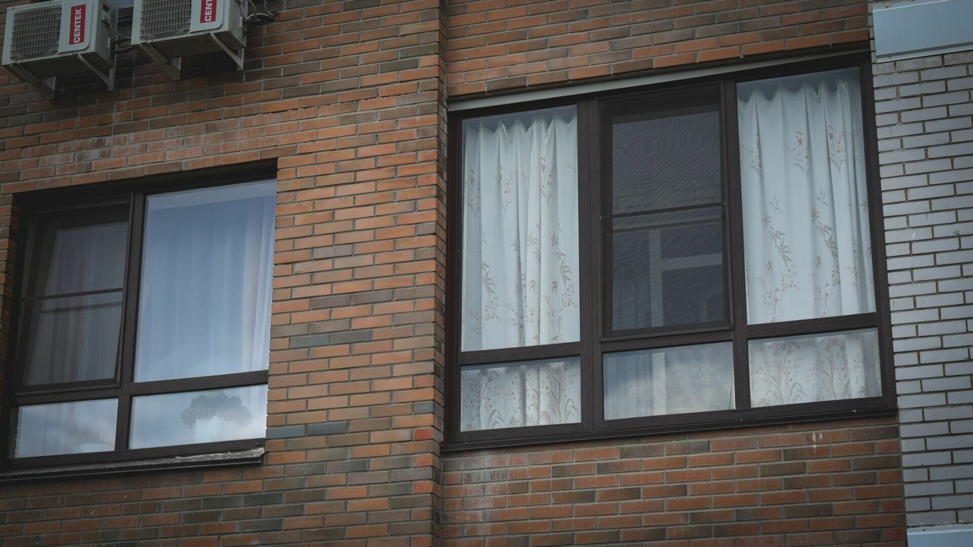 Житель Сорочинска выпал из окна двухэтажки и получил перелом