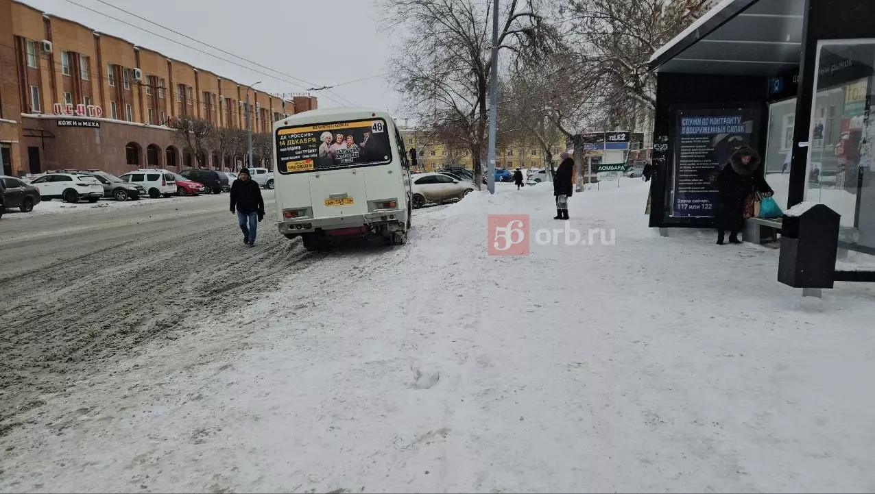 Остановки Оренбурга завалены снегом