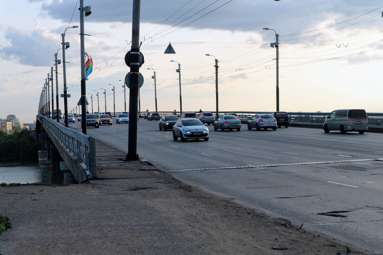 Мост на пр. Гагарина в Оренбурге дал трещину