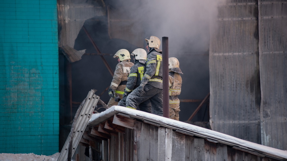 Из горящего дома в Орске удалось спасти семь человек