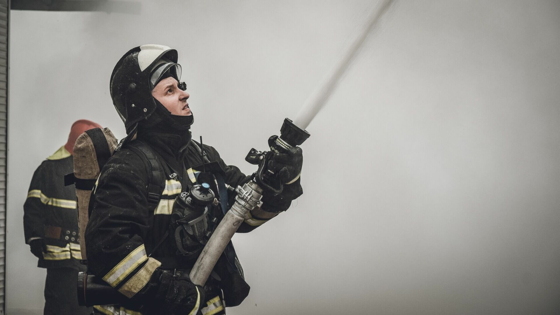 Крупное возгорание в посёлке Оренбуржья пытаются потушить пожарные