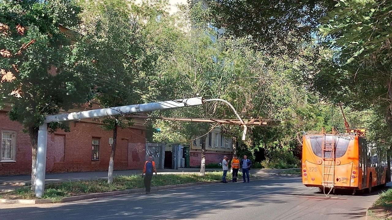 На улице Ленинской упал столб
