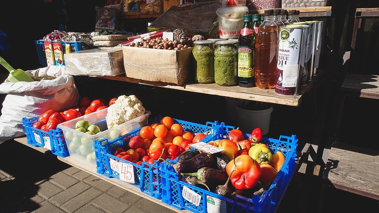 Специалисты Роспотребнадзора рекомендуют покупать только сезонные плоды и только в местах разрешенной торговли