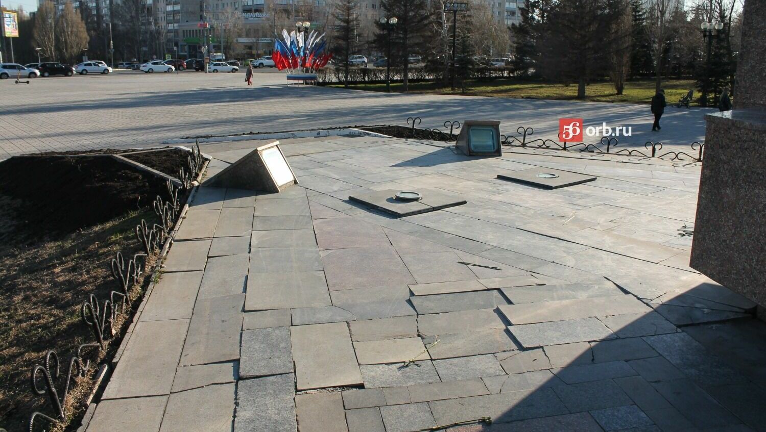 У памятника Гагарину сломана плитка и вырваны бордюры