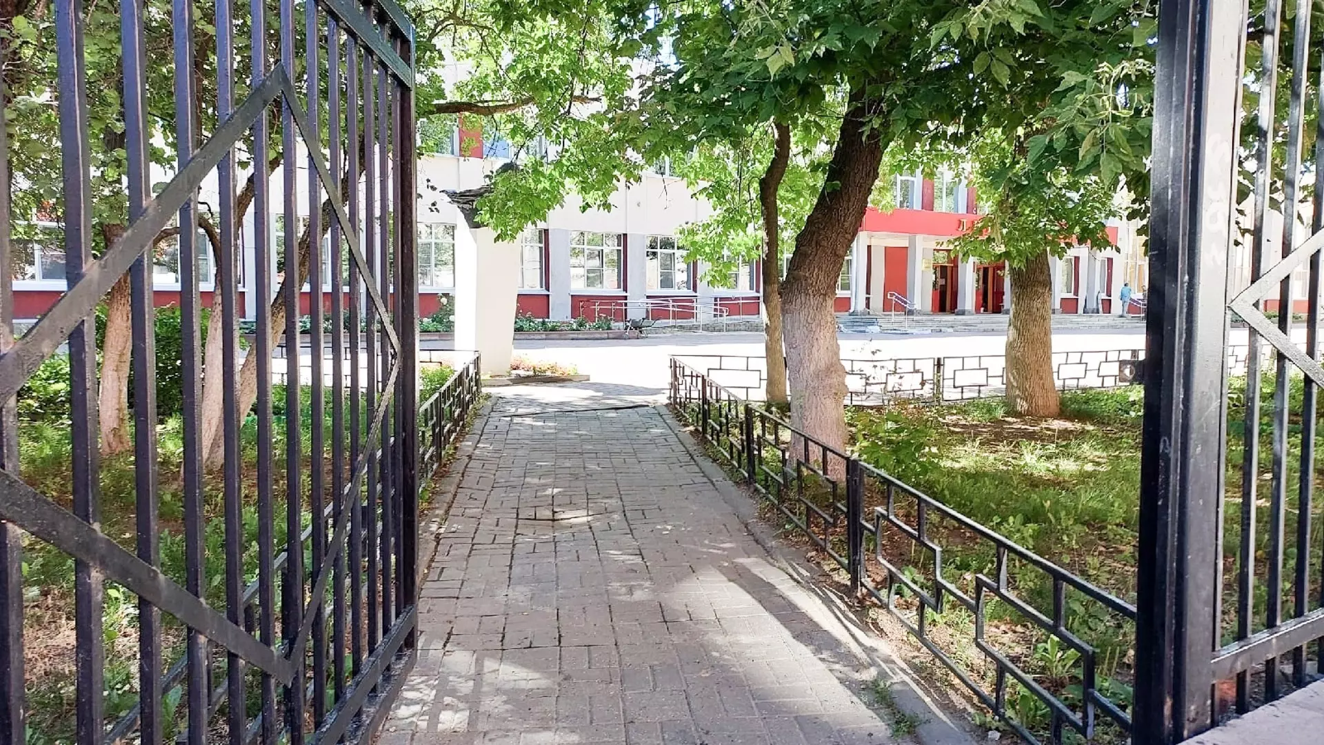 Гендиректор стройфирмы похитил деньги на ремонт крыши гимназии в Оренбурге