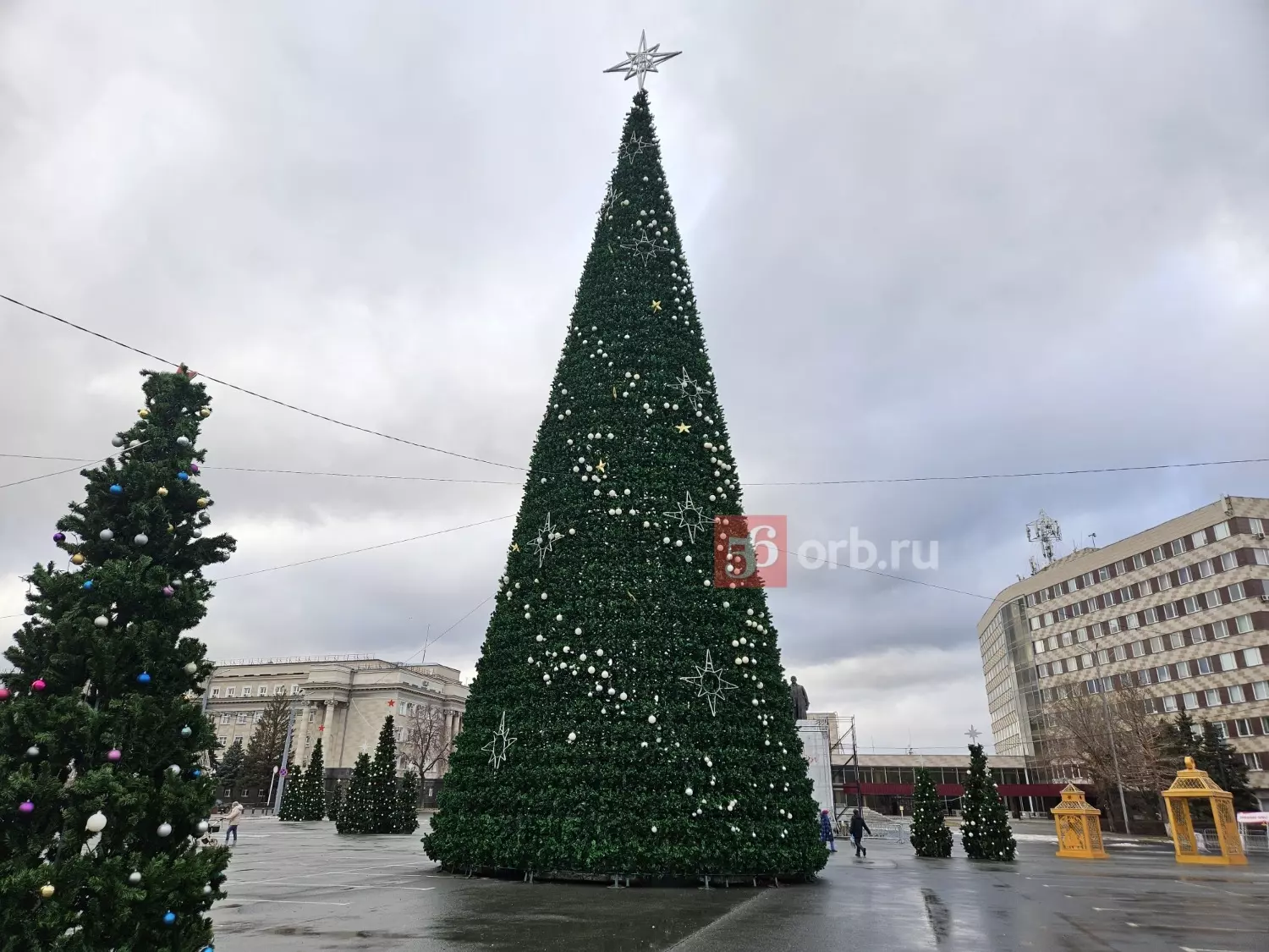Центральная елка на площади Ленина 