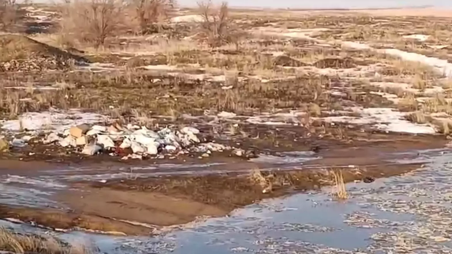 Нелегальная свалка недалеко от Урала, которую подмывают талые воды.