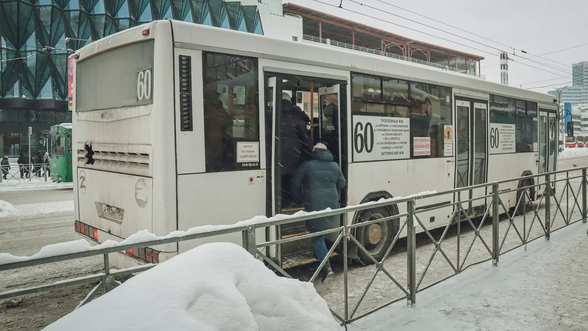 Оренбуржцы часами ждут автобусы в лютый мороз