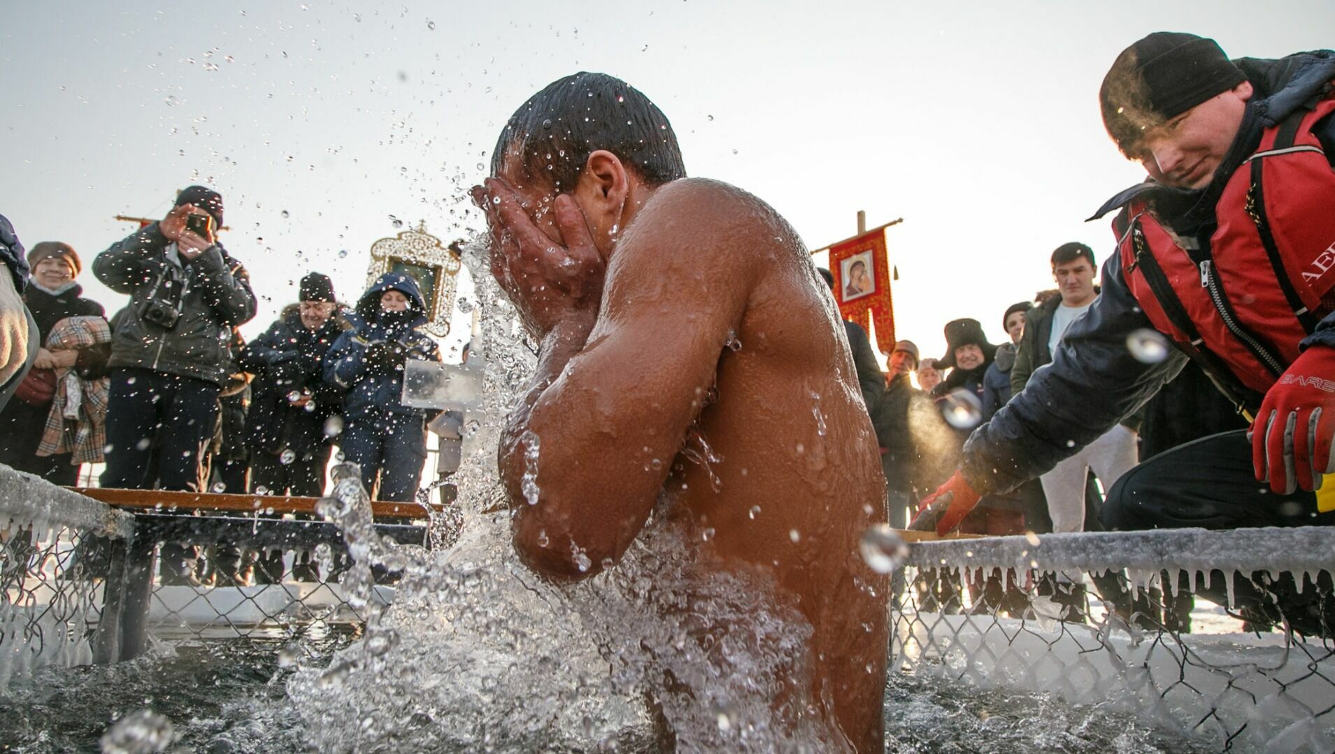 Более 9 тысяч оренбуржцев участвовали в Крещенских купаниях